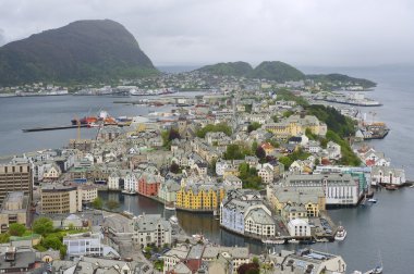 Bulutlu bir günde, Alesund, Norveç Alesund şehrin havadan görünümü.
