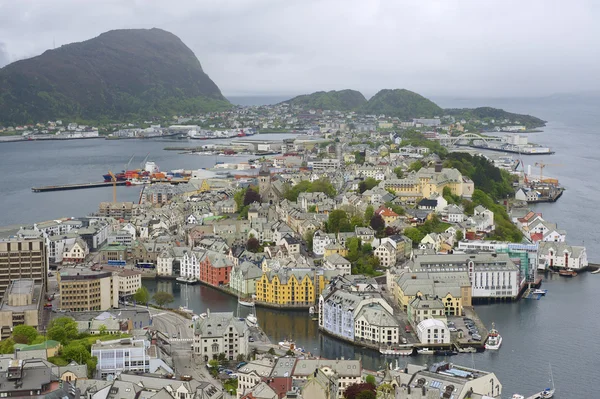 Vista aérea a la ciudad de Alesund en un día nublado, Alesund, Noruega . — Foto de Stock