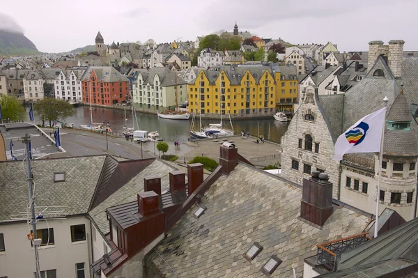 Außenfassade der alesund city buildings in alesund, Norwegen. — Stockfoto