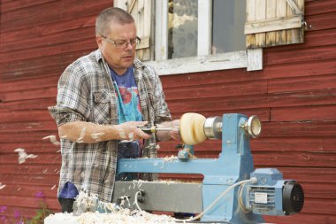 Adam bir marangoz iş dışında evinde Korpilahti, Finlandiya.