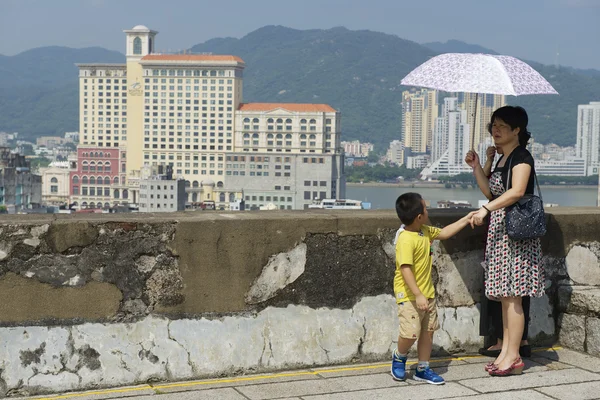 La gente gode la vista verso il centro di Macao, in Cina . — Foto Stock
