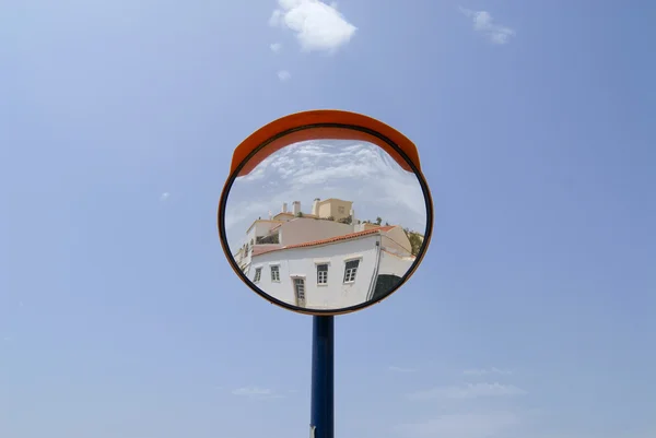 Gebouw weerspiegelt in een straat spiegel in Ferragudo, Portugal. — Stockfoto
