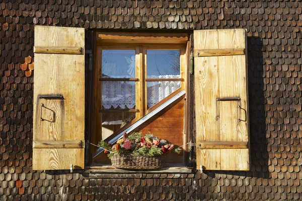 Exterieur detail van het traditionele Swiss chalet in Rougemont, Zwitserland. — Stockfoto