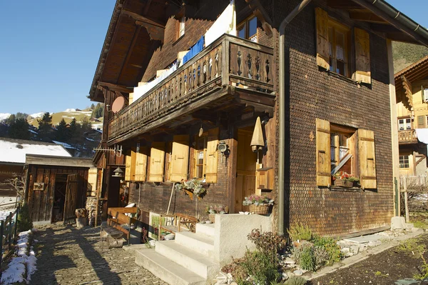 Aussenansicht des traditionellen Schweizer Chalets in Rougemont, Schweiz. — Stockfoto