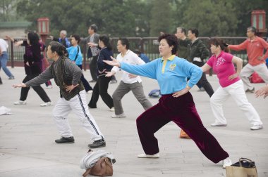İnsanlar tai chi chuan jimnastik Pekin, Çin için pratik.