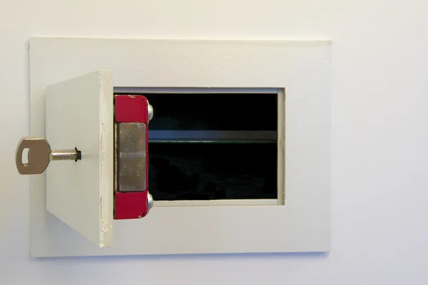 Caja de seguridad abierta montada en la pared con llave . —  Fotos de Stock
