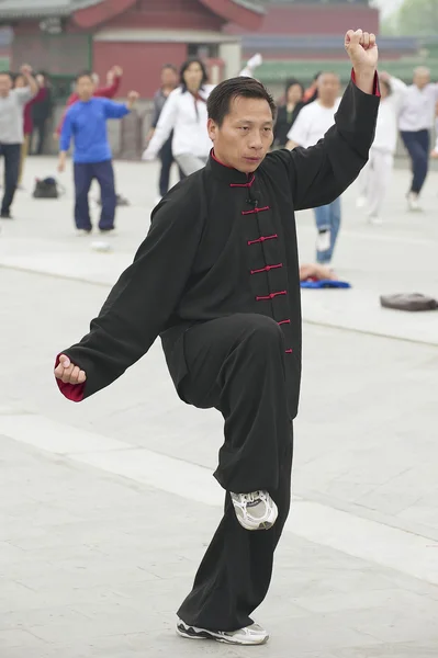 La gente practica tai chi chuan gimnasia en Beijing, China . —  Fotos de Stock