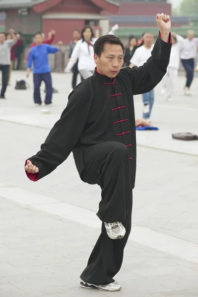 People practice tai chi chuan gymnastics in Beijing, China. — Stock Photo, Image