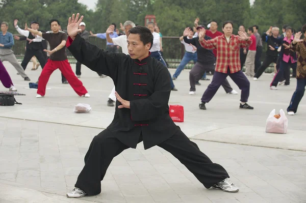 La gente practica tai chi chuan gimnasia en Beijing, China . — Foto de Stock