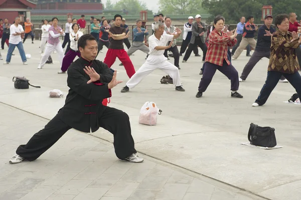 Les gens pratiquent la gymnastique tai chi chuan à Pékin, en Chine . — Photo
