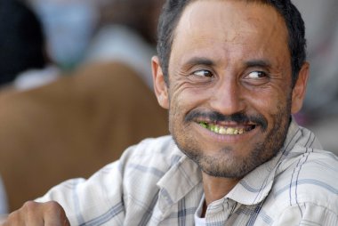 Adam: Lahij, Yemen yerel pazarda khat çiğniyor.
