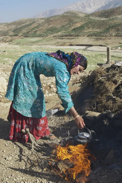 Une jeune femme fait des travaux ménagers vers Ispahan, Iran . — Photo