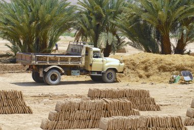 Şibam, Yemen çamur tuğla fabrikasında Park kamyonu yüklemeye hazır.