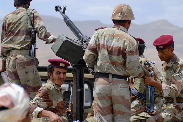 Jemeński wojskowej na służbie w dolinie Hadramaut zabezpieczeń punktu kontrolnego, Jemen. — Zdjęcie stockowe