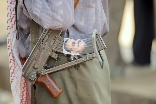 Un homme tient une mitrailleuse Kalachnikov, vallée d'Hadramaut, Yémen . — Photo