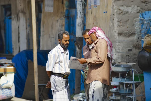 Hombres leen el periódico en la calle en Sanaa, Yemen . —  Fotos de Stock