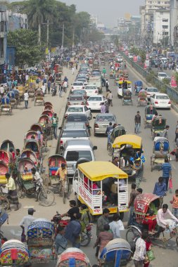 Dakka, Bangladeş'te şehrin merkezi kısmında yoğun trafik.