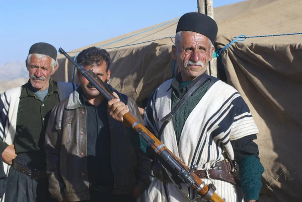 Bakhtiari homem nômade detém um rifle em torno de Isfahan, Irã . — Fotografia de Stock