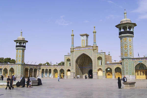 Les gens marchent devant le sanctuaire Fatima Masumeh à Qom, en Iran . — Photo