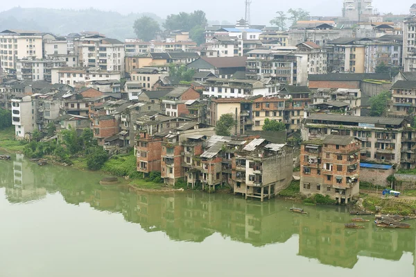 Blick auf die Stadt rongshui in guangxi über den Fluss in rongshui, China. — Stockfoto