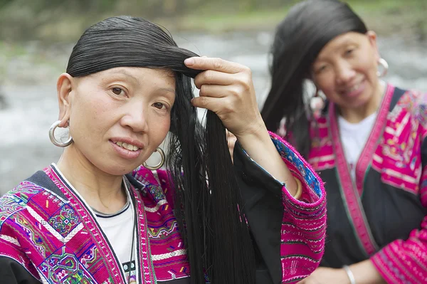 龍脊、中国の女性のブラシとスタイルの髪. — ストック写真