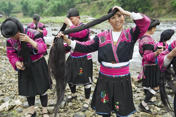 Kvinnor borste och stil hår i Longji, Kina. — Stockfoto