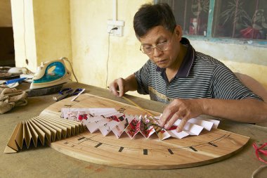 Adam geleneksel Çin fanin Yangshuo, Çin üretir.