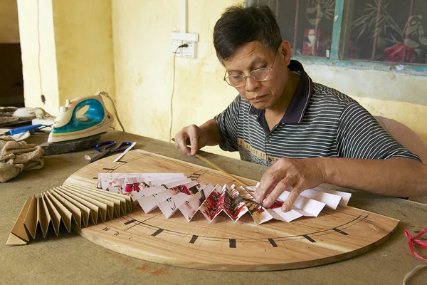 Adam geleneksel Çin fanin Yangshuo, Çin üretir. — Stok fotoğraf