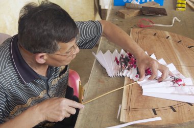 Adam geleneksel Çin fanin Yangshuo, Çin üretir.