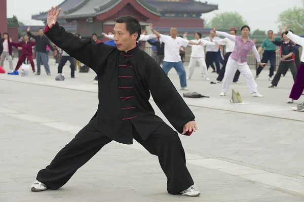 People practice tai chi chuan gymnastics in Beijing, China. — Stock Photo, Image