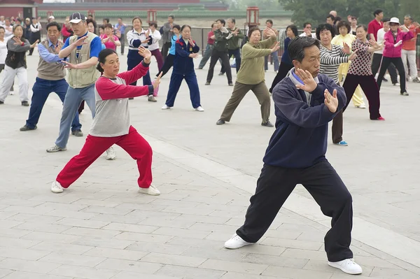 Les gens pratiquent la gymnastique tai chi chuan à Pékin, en Chine . — Photo