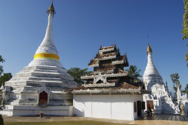 Kimliği belirsiz kişi Mae Hong Son, Tayland Wat Phra bu DOI Kong Mu tapınağında dua ediyor.