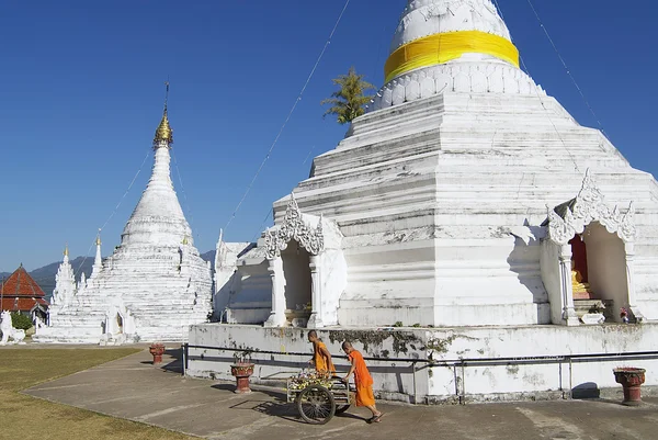 I monaci buddisti puliscono il territorio del tempio Wat Phra That Doi Kong Mu a Mae Hong Son, Thailandia . — Foto Stock