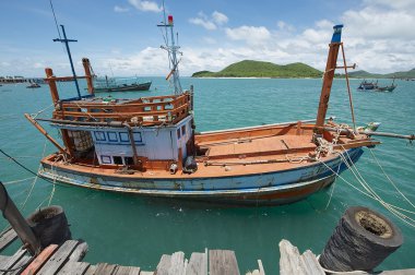 Pattaya, Tayland için limanda bağlı eski balıkçı teknesi.
