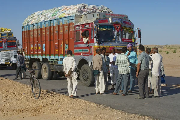 Водители грузовиков разговаривают на дороге в Джамбе, Индия . — стоковое фото