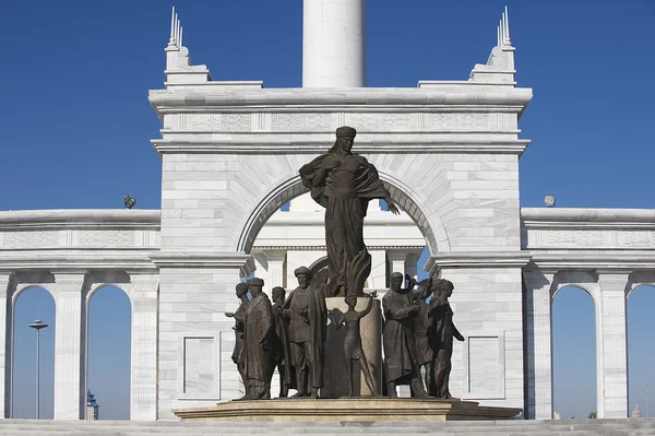 Buitenkant van de prachtige Kazakh Eli monument in Astana, Kazakhstan. — Stockfoto