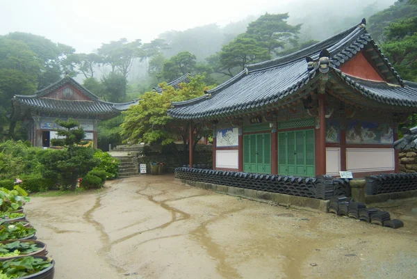Außenansicht der jeondeungsa Tempelgebäude an einem regnerischen Tag in incheon, Korea. — Stockfoto