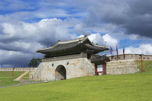 Exterior de la fortaleza de Hwaseong (fortaleza brillante) en Suwon, Corea del Sur . —  Fotos de Stock