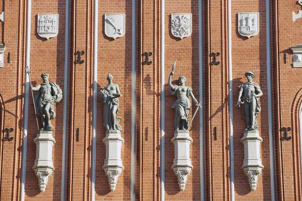 Pared exterior de la Casa de Blackheads con estatuas y escudos de armas en Riga, Letonia . — Foto de Stock