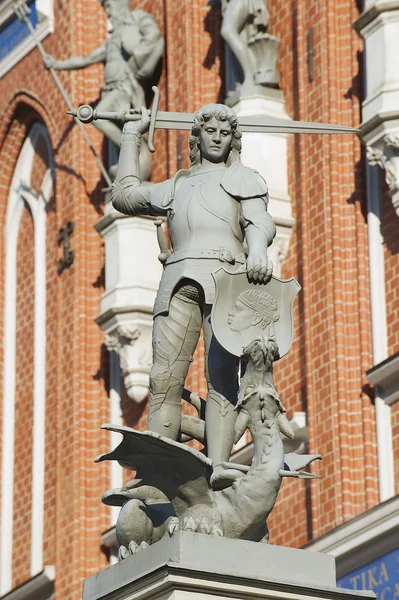 Statue of the knight defeating a dragon in front of the House of Blackheads in Riga, Latvia. — Stock Photo, Image