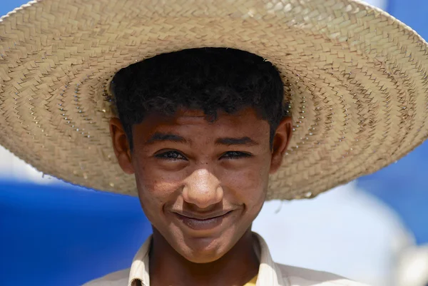 Portrait of unidentified young man wearing a straw hat in Taizz, Yemen. — Stock Photo, Image