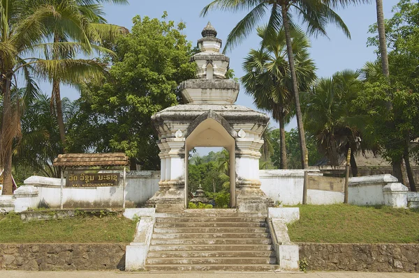 Zewnętrzna część bramy świątyni Visounnarath w Luang Prabang, Laos. — Zdjęcie stockowe