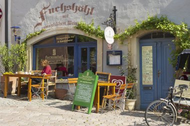 Bayanın şehir Meissen Meissen, Almanya, bir kafede kahvaltı olduğunu.