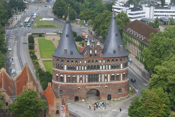 Vista aérea para o portão da cidade de Holstentor em Lubeck, Alemanha . — Fotografia de Stock