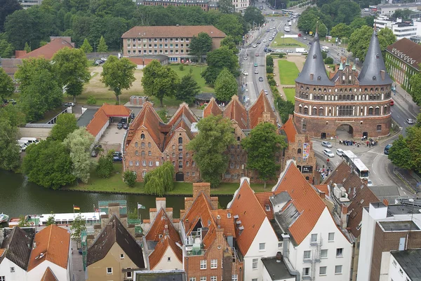 Letecký pohled na staré město a městská brána Holstentor v Lübeck, Německo. — Stock fotografie
