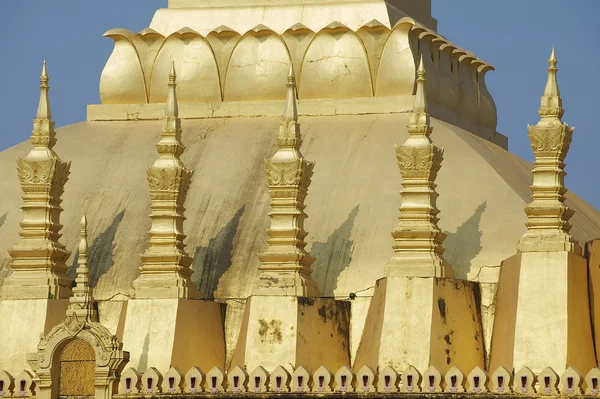 在万象，老挝 Pha 金銮舍利塔的外部细节. — 图库照片