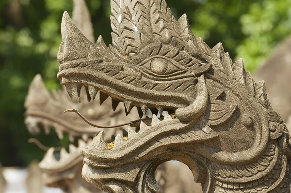 Zewnętrzny detal Naga (gigantycznego węża), chroniący świątynię Haw Phra Kaew w Vientiane, Laos. — Zdjęcie stockowe