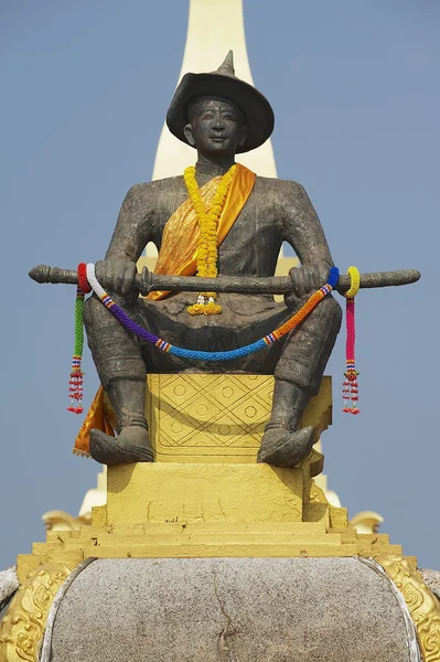 Pomnik króla Chao Anouvong przed Pha That Luang stupa w Vientiane, Laos. — Zdjęcie stockowe