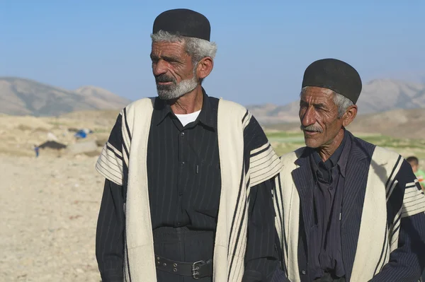 Gli uomini indossano abiti tradizionali circa Isfahan, Iran . — Foto Stock