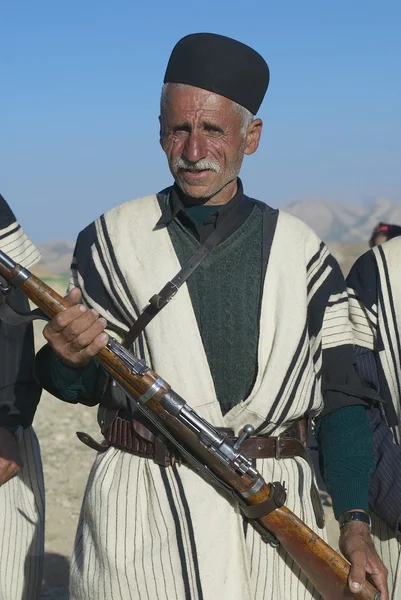 Man holds a rifle circa Isfahan, Iran — Stock Photo, Image